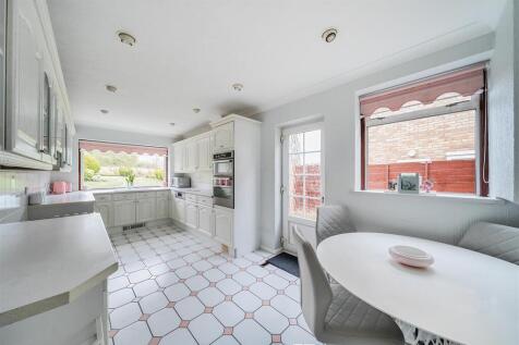 Kitchen/Breakfast Room: