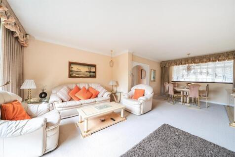 Lounge/Dining Room: