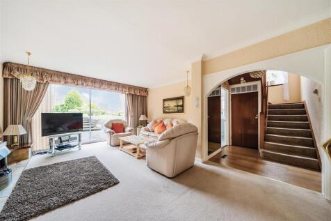 Lounge/Dining Room: