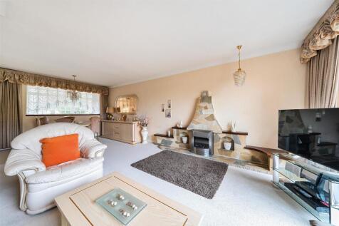 Lounge/Dining Room: