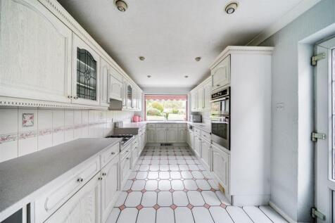 Kitchen/Breakfast Room: