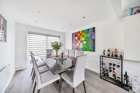 Lounge/Dining Room: