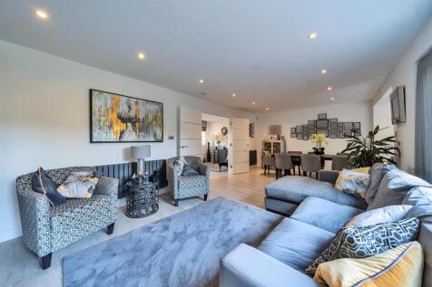 Lounge/Dining Room: