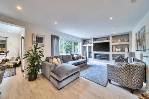 Lounge/Dining Room:
