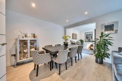 Lounge/Dining Room: