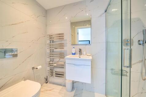 En Suite Shower Room: