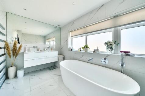Famiy Bathroom: