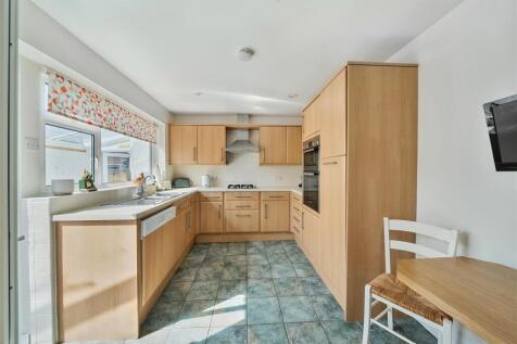 Kitchen/Breakfast Room: