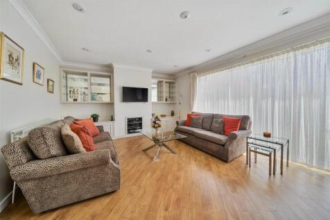 Lounge/Dining Room: