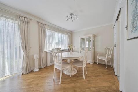Lounge/Dining Room: