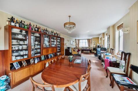 Lounge/Dining Room: