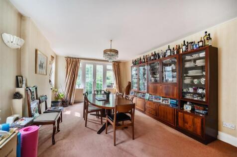 Lounge/Dining Room: