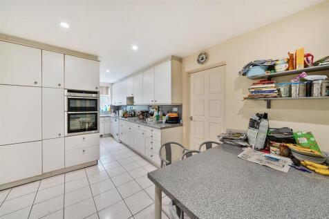 Kitchen/Breakfast Room: