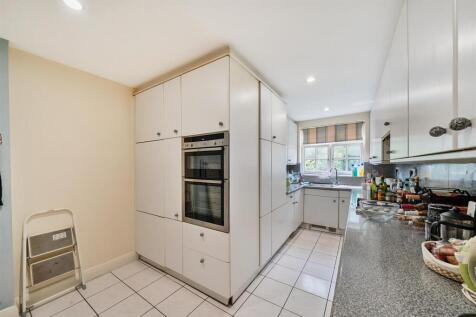 Kitchen/Breakfast Room: