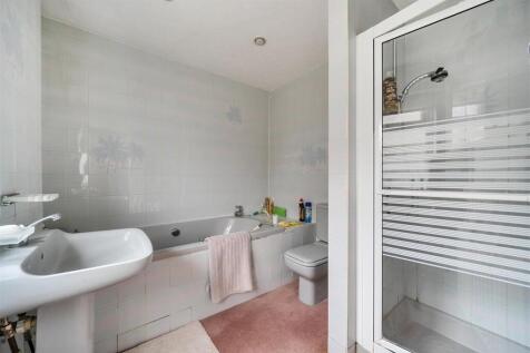 En Suite Bathroom: