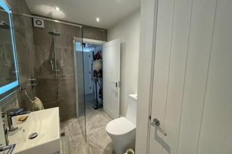 Guest Shower Room: