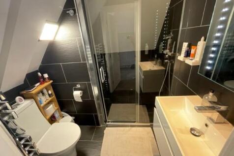 En Suite Shower Room: