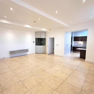 Lounge/Dining Room: