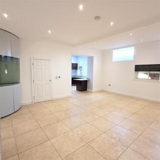 Lounge/Dining Room: