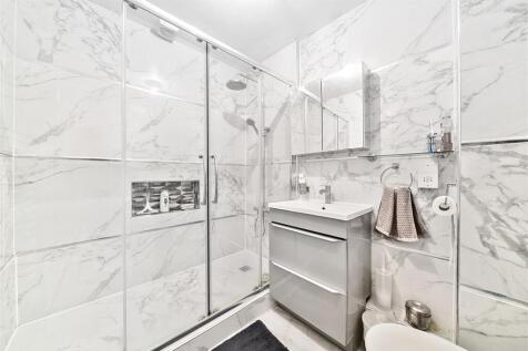 Guest Shower Room: