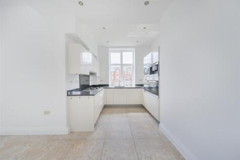 Living Room/Open Plan Kitchen: