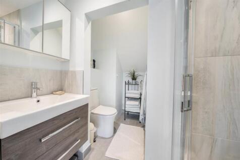 En Suite Shower Room: