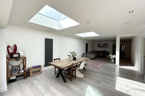 Living Room/Open Plan Kitchen/Diner: