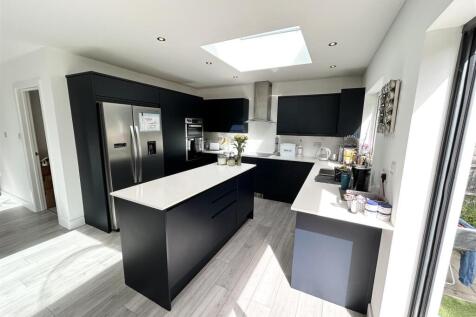 Living Room/Open Plan Kitchen/Diner: