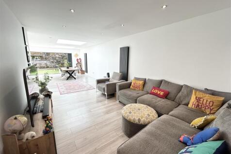 Living Room/Open Plan Kitchen/Diner: