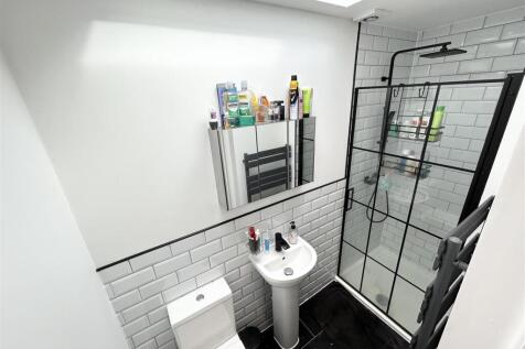 En Suite Shower Room: