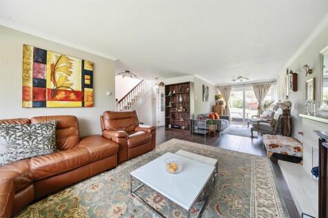 Lounge/Dining Room:
