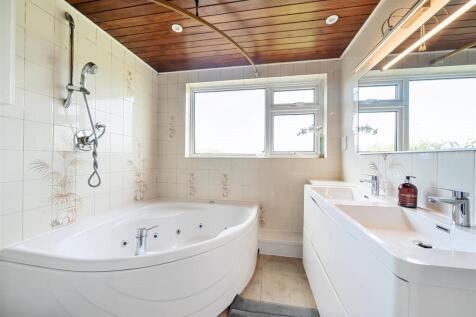 Family Bathroom: