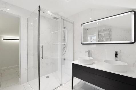 En Suite Shower Room: