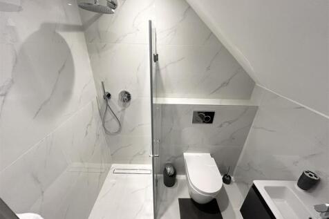 En Suite Shower Room: