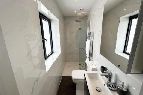 En Suite Shower Room: