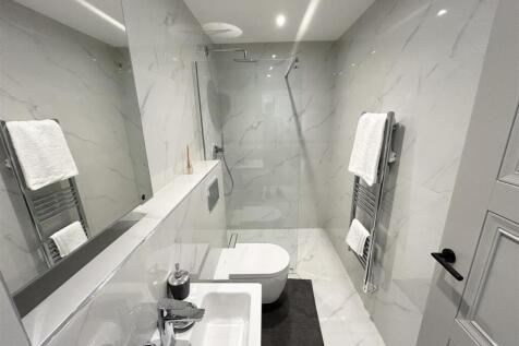 En Suite Shower Room: