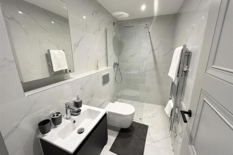 En Suite Shower Room: