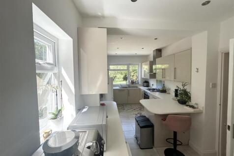 Kitchen/Breakfast Room: