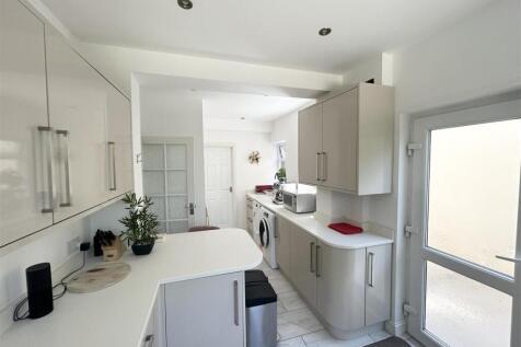 Kitchen/Breakfast Room: