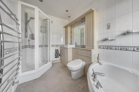 En Suite Bathroom: