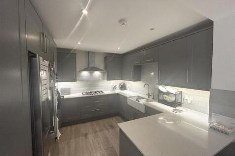 Kitchen/Breakfast Room: