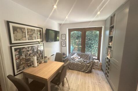 Kitchen/Breakfast Room:
