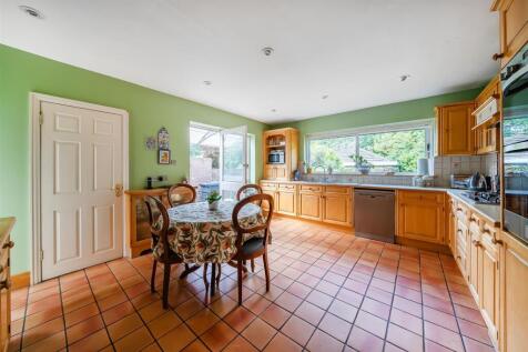 Kitchen/Breakfast Room: