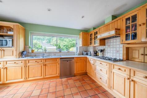 Kitchen/Breakfast Room: