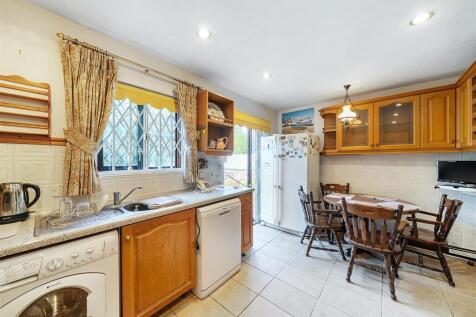 Kitchen/Breakfast Room: