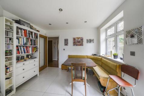Kitchen/Breakfast Room: