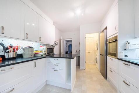 Kitchen/Breakfast Room: