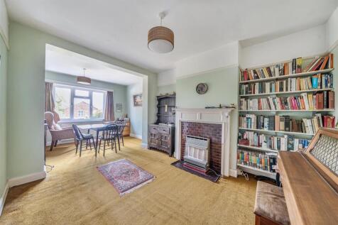 Lounge/Dining Room: