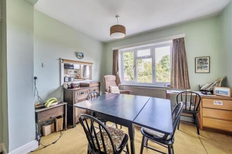 Lounge/Dining Room: