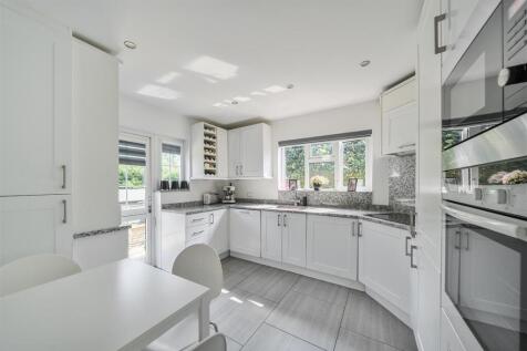 Kitchen/Breakfast Room:
